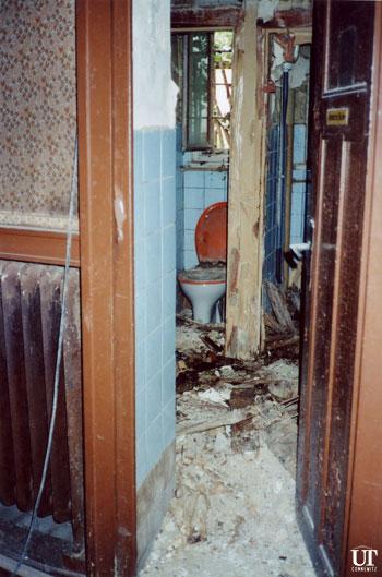 2001: Toilette im Saal